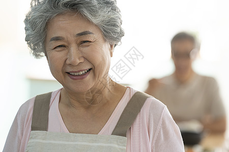 微笑和蔼的老年女性形象图片