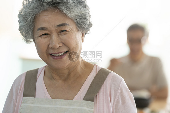 微笑和蔼的老年女性形象图片