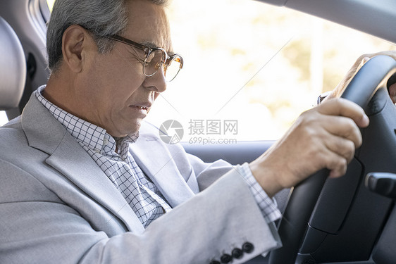 老年男性司机疲劳驾驶图片