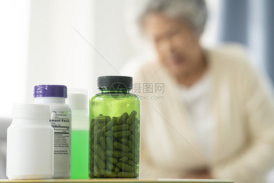 桌上的药瓶图片