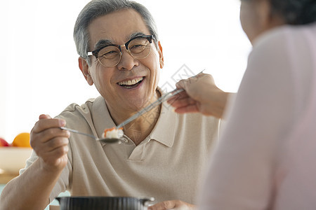 老年夫妻居家互相照看图片