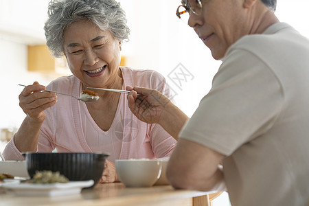 老年夫妻居家互相照看图片