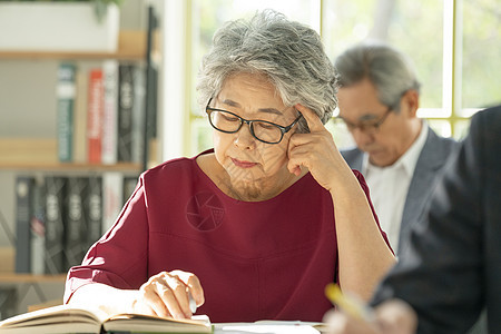 在老年大学上课学习知识的老年人图片