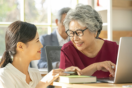 在老年大学上课学习知识的老年人成年女子高清图片素材