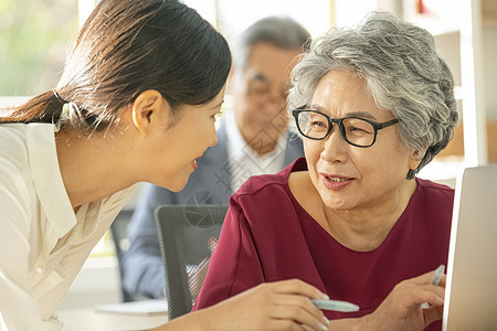 在老年大学上课学习知识的老年人成年男子高清图片素材