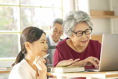 在老年大学上课学习的老年人质询高清图片素材