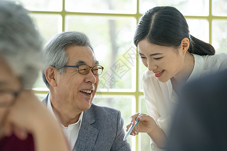 在老年大学上课学习的老年人图片