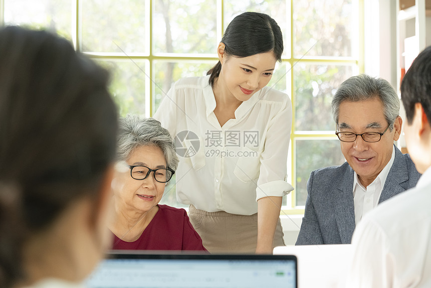 在老年大学上课学习的老年人