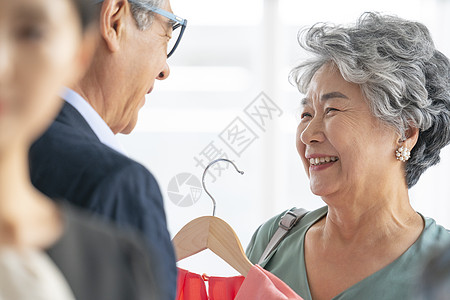 老年夫妻到服装店购买衣服图片