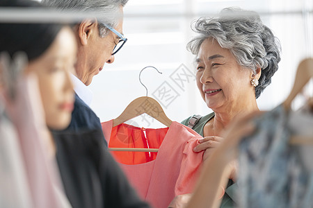 老年夫妻到服装店购买衣服图片