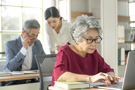 在老年大学上课学习的老年人笔记本电脑高清图片素材