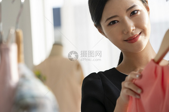 服装店买衣服的年轻女人图片