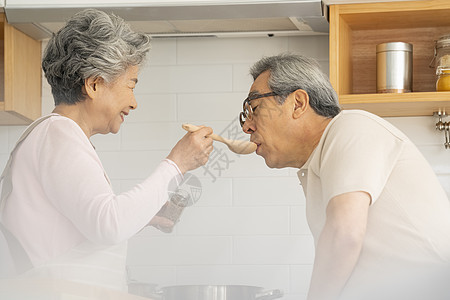 恩爱老年夫妇做饭图片