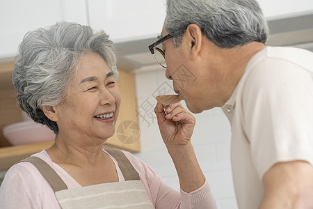 恩爱老年厨房夫妇做饭品尝图片