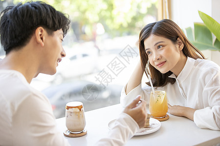 咖啡馆约会喝下午茶的年轻情侣图片