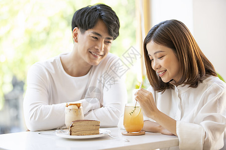 咖啡厅约会吃下午茶的情侣图片