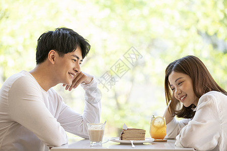 咖啡馆约会的甜蜜情侣图片素材