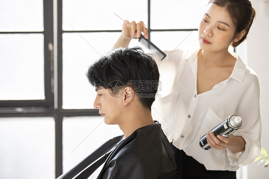 美发师为顾客做发型图片