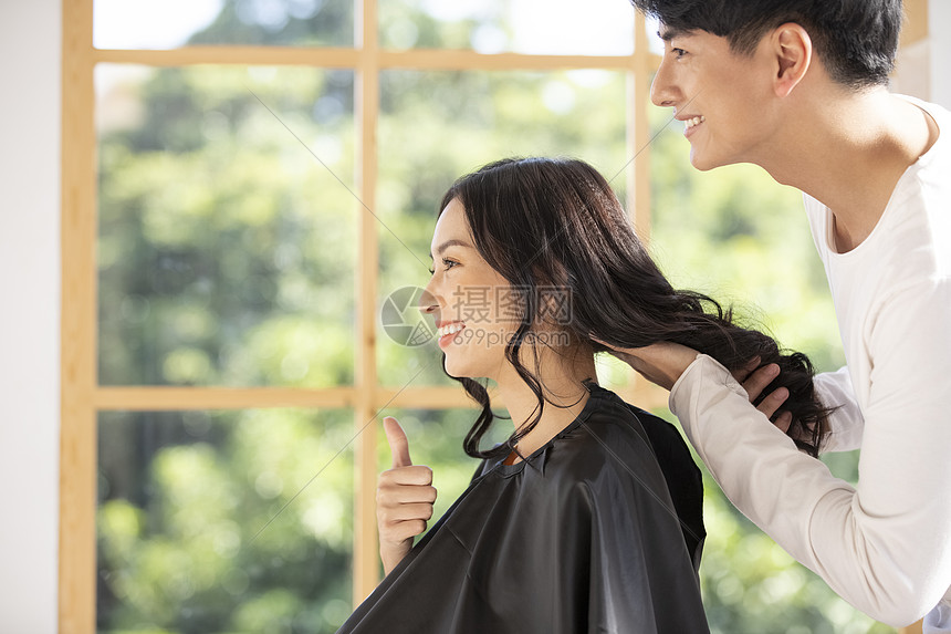 男理发师为女顾客做发型图片