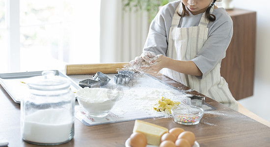 厨房制作烤饼干的可爱女孩特写图片