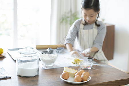 独自制作烤饼干的女孩图片