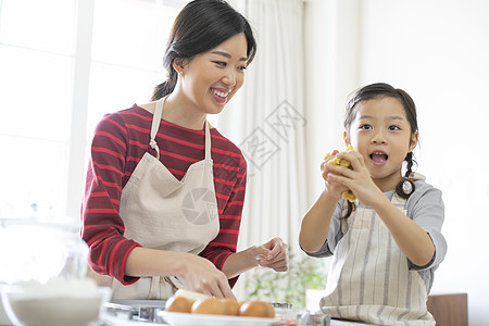 母女俩在厨房制作饼干图片