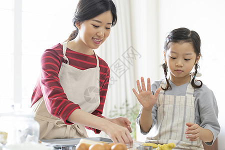 居家厨房制作饼干的母女图片