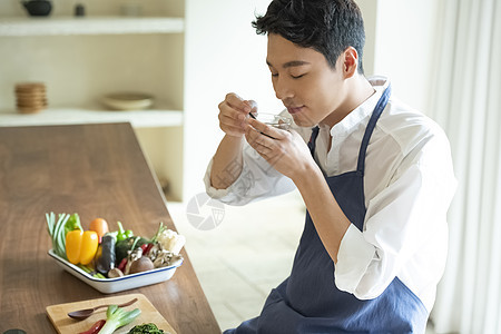 青年厨师闻调制酱料图片