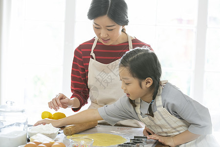 居家厨房制作饼干的母女图片