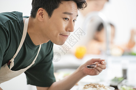 居家烹饪美食的青年厨师图片