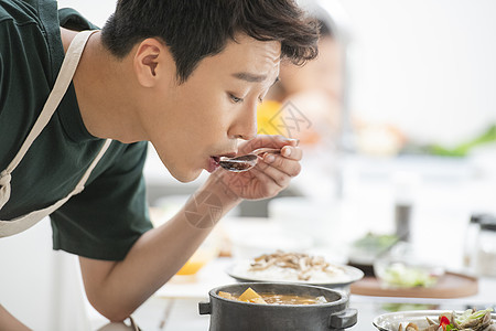 居家烹饪美食的青年厨师图片