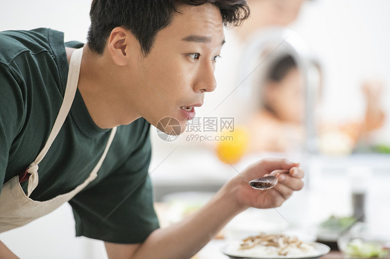 居家烹饪美食的青年厨师图片