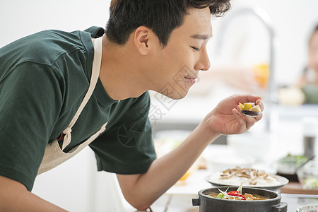 居家烹饪美食的青年厨师图片