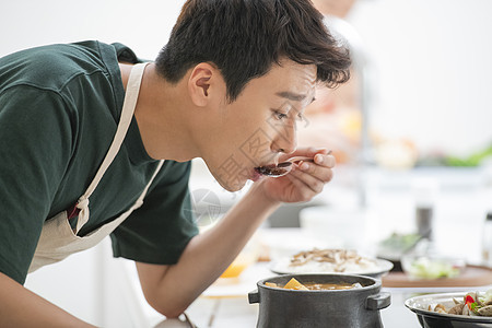 居家烹饪美食的青年厨师图片