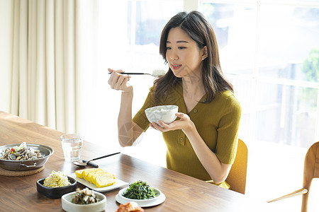 家庭聚餐的一家人图片