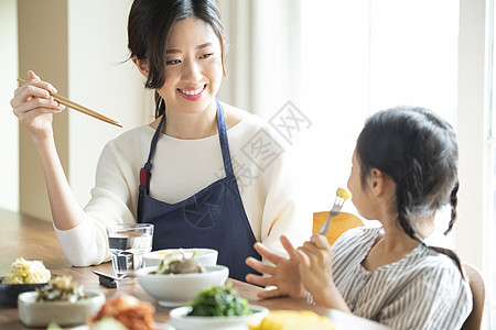 餐桌上用餐的母女图片