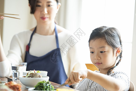 独自吃饭的小女孩图片