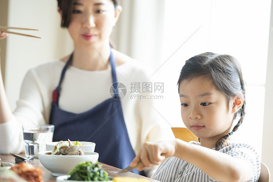 独自吃饭的小女孩图片