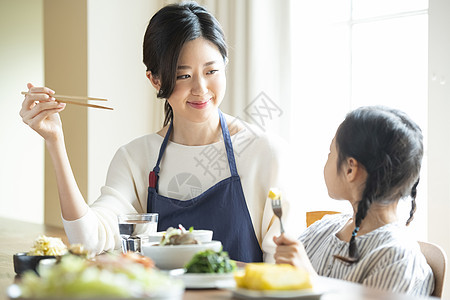 家庭聚餐的一家人图片