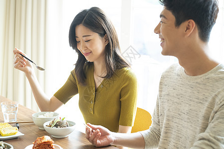 家庭聚餐的一家人图片