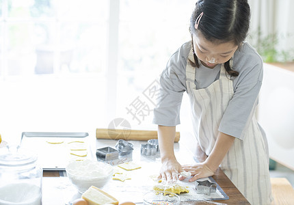 家庭聚餐的一家人图片