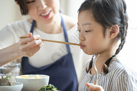 家庭聚餐的一家人图片