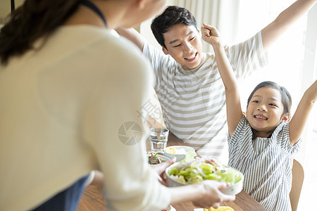 家庭聚餐的一家人图片