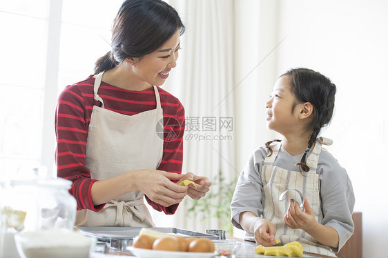 家庭聚餐的一家人图片