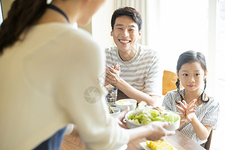 家庭聚餐的一家人图片