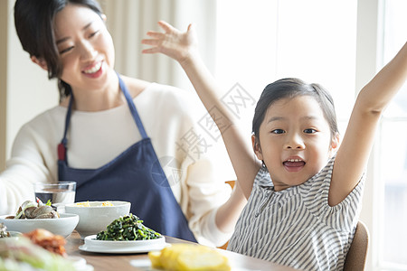 家庭聚餐的一家人图片