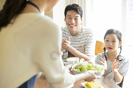 家庭聚餐的一家人图片