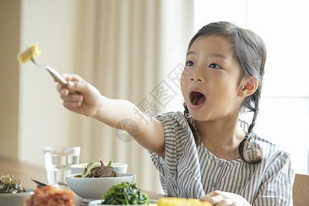 家庭聚餐的一家人图片