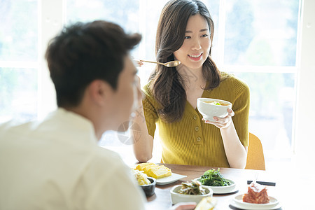 用餐的年轻夫妇图片