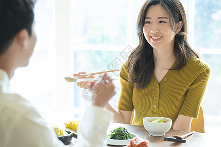 用餐的年轻夫妇图片